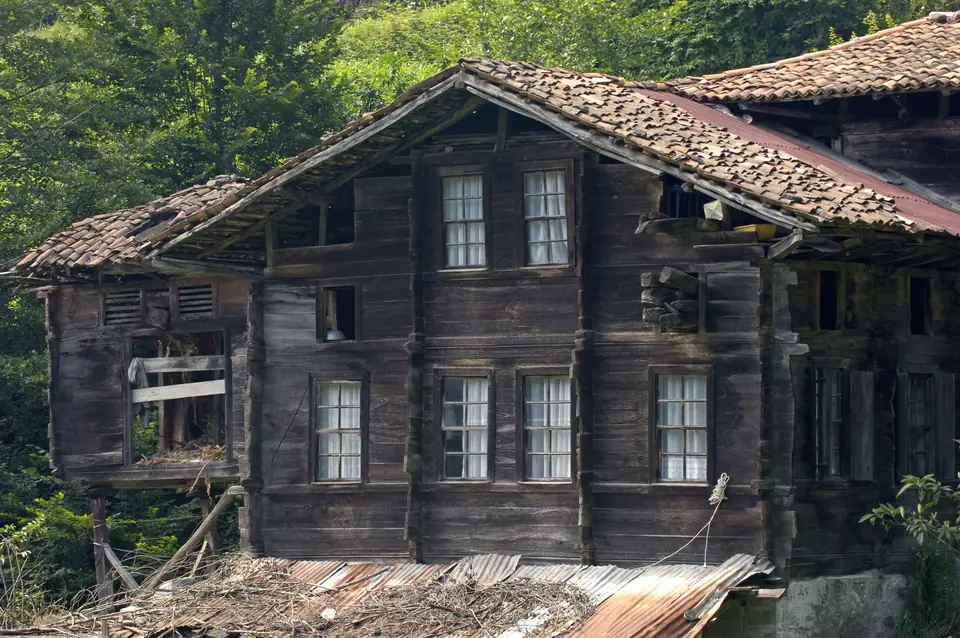 Karadeniz mimarisiyle yapılmış, ahşap cumbalı eski köy evi